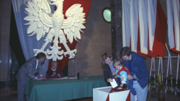 Warszawa, 27 maja 1990 r. Wybory do rad gmin przeprowadzone po uchwaleniu w dniu 8 marca 1990 r. przez Sejm ustawy o samorządzie gminnym. Nz. obwodowa komisja wyborcza w gmachu Pałacu Kultury i Nauki. Fot. PAP/Ireneusz Sobieszczuk