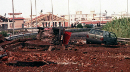 Zdjęcie z 23 maja 1992 roku przedstawiające miejsce, w którym włoski sędzia Giovanni Falcone, jego żona Francesca Morvillo oraz trzech ochroniarzy zostali zabici w wybuchu bomby na autostradzie w okolicach Palermo, Capaci, Sycylia, Włochy. PAP/EPA/STR