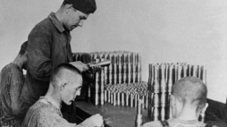 Dachau, Niemcy : Niedatowane zdjęcie z akt robotników przymusowych pracujących w fabryce broni w Dachau podczas II wojny światowej. PAP/EPA