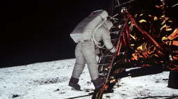 Na archiwalnym zdjęciu amerykański astronauta, pilot lądownika, Edwin E.Aldrin sfotografowany przez dowódcę statku Apollo 11 Neila A. Armstronga 20 lipca 1964 r. , gdy po stopniach lądownika schodzi na powierzchnię Księżyca. PAP/EPA /NASA