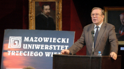 Inauguracja roku akademickiego Mazowieckiego Uniwersytetu Trzeciego Wieku. Wykład inaugurujący wygłosił reżyser Krzysztof Zanussi, 2006 r. jt/bp PAP/Jacek Turczyk