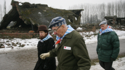 Byli więźniowie obok ruin ruin kremetorium na terenie dawnego obozu zagłady Birkenau, 2009 r. PAP/Jacek Bednarczyk