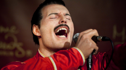 Woskowa figura Freddiego Mercury'ego, b. wokalisty brytyjskiej grupy rockowej Queen w muzeum Madame Tussauds w Berlinie. PAP/EPA/ROBERT SCHLESINGER Dostawca: PAP/EPA