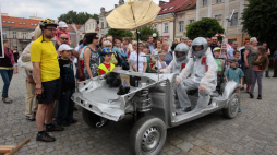 Replika stworzonego przez prof. Bekkera księżycowego łazika, wykorzystywanego w trzech misjach amerykańskiego Apolla, wylądowała na konińskim rynku już w 2011 r. Fot. PAP/Tomasz Wojtasik