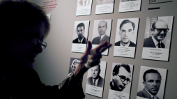 Zdjęcia agentów Mosadu, którzy wzięli udział w porwaniu Adolfa Eichmanna na wystawie w Tel Awiwie, fot. PAP/EPA/Jim Hollander