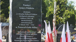 Pomnik upamiętniający Polaków zamordowanych w Ponarach koło Wilna na cmentarzu w Gdańsku, fot. PAP/Dominik Kulaszewicz