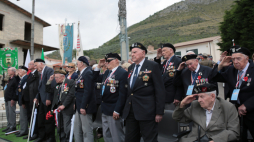 Obchody 75. rocznicy bitwy o Monte Cassino. Weterani podczas uroczystości przy pomniku upamiętniającym poległych żołnierzy 2. Korpusu Polskiego, 19 bm. w San Vittore del Lazio, 2019 r.  PAP/Leszek Szymański