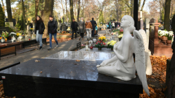 Cmentarz na warszawskim Bródnie w jesiennej odsłonie. Fot. PAP/Radek Pietruszka 