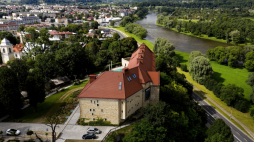 Gdy Gniezno i Poznań kłócą się o miejsce pierwszej koronacji Chrobrego, wiadomo przynajmniej, że powtórka odbędzie się na dziedzińcu królewskiego zamku w Sanoku. Fot. PAP/Darek Delmanowicz 