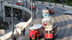 Parada zabytkowych autobusów i tramwajów w ramach Nocy Muzeów w Warszawie, 2021 r. PAP/Wojciech Olkuśnik