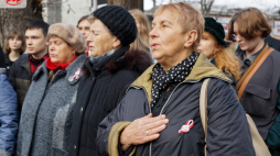Iwano-Frankiwsk (Stanisławów) na Ukrainie. Polacy podczas uroczystości przy pomniku legionistów na dawnym cmentarzu katolickim, obecnie skwerze pamięci 11 listopada 2022 r. Fot. PAP/Karina Sało