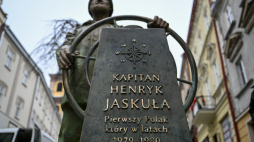 Posąg jachtowego kapitana żeglugi wielkiej Henryka Jaskuły na ulicy Franciszkańskiej w Przemyślu. Kpt. Jaskuła zmarł 14 maja 2020 roku. Był pierwszym Polakiem, który samotnie i bez zawijania do portów okrążył Ziemię. Wyprawa rozpoczęła się 12 czerwca 1979 roku, trwała 344 dni i zakończyła się 20 maja 1980 roku. Fot. PAP/Darek Delmanowicz