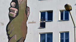 Mural na budynku u zbiegu ul. 25 Czerwca i Żeromskiego w Radomiu, w okolicy tymczasowego pomnika Radomskiego Czerwca '76. Fot. PAP/Piotr Polak 