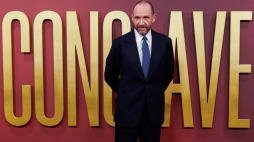Angielski aktor Ralph Fiennes przed premierą filmu "Konklawe" na BFI London Film Festival, w Londynie, Wielka Brytania, 10 października 2024 r. PAP.EPA/Tolga Akmen 
