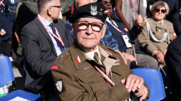 Weteran kpt. Władysław Dąbrowski na uroczystości odsłonięcia tablicy upamiętniającej wyzwolenie Bolonii przez 2. Korpus Polski, 24 kwietnia 2025 r. na placu Neptuna w Bolonii. PAP/Albert Zawada