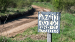Puźniki, Ukraina, 24.04.2025. Rozpoczęcie ekshumacji polskich ofiar zbrodni wołyńskiej, 24 bm. w Puźnikach w obwodzie tarnopolskim na zachodzie Ukrainy, 24 bm. Według różnych źródeł ukraińscy nacjonaliści zabili tam od 50 do 120 Polaków. Będą to pierwsze ekshumacje od ogłoszenia pod koniec listopada 2024 r. zniesienia przez stronę ukraińską zakazu poszukiwań i ekshumacji szczątków polskich ofiar wojen i konfliktów na terytorium Ukrainy. Fot.  PAP/Vladyslav Musiienko