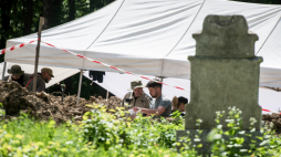 Prace ekshumacyjne w Puźnikach w obwodzie tarnopolskim na zachodzie Ukrainy, 1 maja 2025. PAP/Vladyslav Musiienko