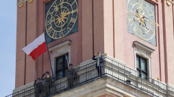 Podniesienie flagi państwowej na Wieży Zegarowej Zamku Królewskiego w Warszawie z okazji Dnia Flagi Rzeczypospolitej oraz Polonii i Polaków za Granicą. Fot. PAP/Tomasz Gzell 
