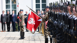 Uroczystości z okazji Dnia Flagi Rzeczypospolitej Polskiej oraz Dnia Polonii i Polaków za Granicą przed Belwederem w Warszawie. Fot. PAP/Albert Zawada