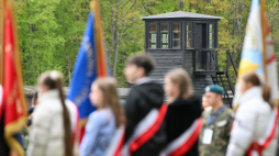 Obchody 80. rocznicy oswobodzenia KL Stutthof, odbywające się przed Pomnikiem Walki i Męczeństwa na terenie Muzeum w Sztutowie. PAP/Andrzej Jackowski