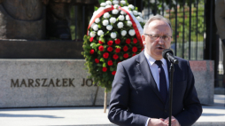 Zastępca prezesa IPN Karol Polejowski podczas centralnych obchodów upamiętniających Marszałka Józefa Piłsudskiego w 90. rocznicę jego śmierci, 12 maja 2025 r. przed pomnikiem Józefa Piłsudskiego przy ul. Belwederskiej w Warszawie. Fot. PAP/Tomasz Gzell