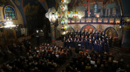 Koncert w wykonaniu Zespołu Muzyki Cerkiewnej „Varslavia” – Warszawa pod dyrekcją lektora Miłosza Bogicia podczas koncertu inaugurującego 44. Międzynarodowy Festiwal Hajnowskie Dni Muzyki Cerkiewnej w Soborze św. Trójcy w Hajnówce. PAP/Artur Reszko
