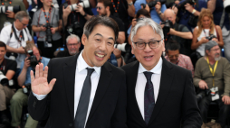 Pisarz Kazuo Ishiguro (P) i reżyser Kei Ishikawa w Cannes we Francji, 15 maja 2025 r. PAP/ EPA/Mohammed Badra