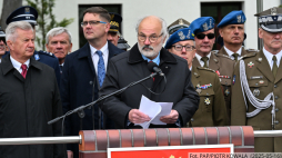 Wiceminister obrony narodowej Stanisław Wziątek (z lewej) i potomek patrona oddziału ppłk. Kazimierza Henryka Angermana Zbigniew Angerman (w środku) podczas uroczystego apelu z okazji święta 8. Koszalińskiego Pułku Przeciwlotniczego. Fot. PAP/Piotr Kowala