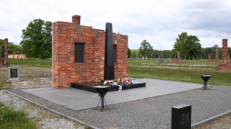 Pomnik Zagłady Romów i Sinti na terenie byłego obozu "cygańskiego" w KL Auschwitz II-Birkenau w Brzezince. Fot. PAP/Jarek Praszkiewicz 