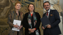 Dyrektor stołecznego Muzeum Zamku Królewskiego Małgorzata Omilanowska-Kiljańczyk (L), minister kultury i dziedzictwa narodowego Hanna Wróblewska (C) oraz dyrektor Muzeum Zamku na Wawelu w Krakowie Andrzej Betlej (P) po podpisaniu listu intencyjnego, dotyczącego inicjatywy "Królewska wymiana". PAP/Marcin Obara