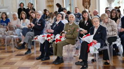 W pierwszym rzędzie goście honorowi, uczestnicy Powstania Warszawskiego: Stanisław Wołczaski ps. Kazimierz (4P), Danuta Dworakowska ps. Lena (3P), Jan Witkowski ps. Jaś (2P), Irena Krajewska ps. Lala (P) podczas uroczystości wręczenia odznaczeń Dumni z Powstańców. Fot. PAP/Przemysław Piątkowski 