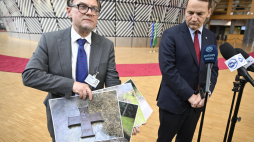 Minister spraw zagranicznych Radosław Sikorski (P) i rzecznik prasowy MSZ Paweł Wroński (L) podczas konferencji prasowej w Brukseli, na której minister poinformował o dewastacji w Miednoje pomnika zamordowanych polskich jeńców. Fot. PAP/Wiktor Dąbkowski 