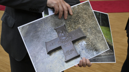 Materiały zaprezentowane podczas konferencji prasowej ministra spraw zagranicznych Radosława Sikorskiego w Brukseli. Minister poinformował, że pomnik zamordowanych polskich więźniów w Miednoje został zdewastowany. PAP/Wiktor Dąbkowski