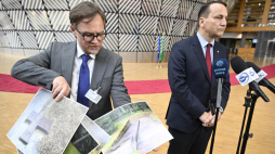 Szef polskiej dyplomacji Radosław Sikorski (P) poinformował na konferencji prasowej, że pomnik zamordowanych polskich więźniów w Miednoje został zdewastowany. Usunięto z niego krzyż Virtuti Militari i krzyż wojny obronnej 1939 roku. Obok, rzecznik prasowy MSZ Paweł Wroński (L). PAP/Wiktor Dąbkowski