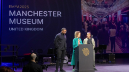 Nagrodzeni przedstawiciele Manchester Museum podczas gali wręczenia Europejskiej Nagrody Muzealnej Roku EMYA 2025, przyznawanej przez Europejskie Forum Muzeów,w Operze i Filharmonii Podlaskiej w Białymstoku. PAP/Marcin Onufryjuk