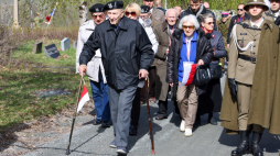Uczrestnicy obchodów 85. rocznicy bitwy o Narwik na tamtejszym cmentarzu. Fot. PAP/Albert Zawada 