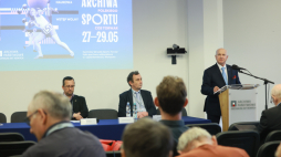 Przy mównicy podczas konferencji dziennikarz sportowy PAP Jerzy Jakobsche. Fot. PAP/Leszek Szymański 