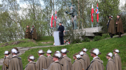 Szef Urzędu do Spraw Kombatantów i Osób Represjonowanych Lech Parell podczas uroczystości przed pomnikiem marynarzy ORP GROM w Norwegii. PAP/Albert Zawada