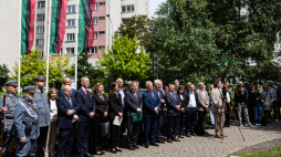 Wiceprezydent Krakowa Maria Klaman (6L), prezes ZNP Sławomir Broniarz (4L), rektor AGH prof. Jerzy Lis (C) podczas odsłonięcia Pomnika Tajnej Organizacji Nauczycielskiej przed budynkiem C2 Akademii Górniczo Hutniczej przy ul. Czarnowiejskiej w Krakowie, PAP/Art Service
