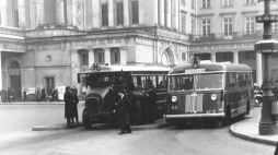 Autobusy linii „H” i „A” (marki Somua i Chevrolet) stojące na pl. Teatralnym. Widoczna dolna część elewacji Teatru Wielkiego, 1937 r. NAC