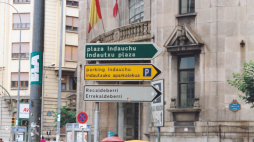 Dwujęzyczne tablice w językach hiszpańskim i baskijskim w Bilbao. Fot. Chris Mitchell, CC BY-SA 4.0 <https://creativecommons.org/licenses/by-sa/4.0>, via Wikimedia Commons