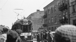Jeden z pierwszych tramwajów po wojnie w Warszawie, fot. PAP/CAF