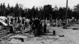 Wałcz, 1946 r. Osadnicy ze Wschodu obejmują nowe gospodarstwa. PAP/CAF/Polpress