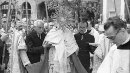 Procesja w uroczystość Bożego Ciała ulicami zniszczonej Warszawy, 20 czerwca 1946 r. Fot. PAP/Jerzy Baranowski