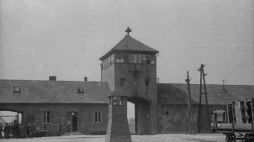 Brama dawnego obozu Auschwitz-Birkenau, fot. PAP/Stanisław Dąbrowiecki