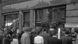 Bitwa o handel - kolejka przed sklepem w 1947 r., fot. PAP/CAF