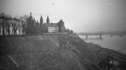 Wzgórze Tumskie w Płocku w 1949 r. Na zdjęciu: zamek Książąt Piastowskich z barokowym hełmem na wieży zegarowej oraz wieże zachodnie katedry pw. Wniebowzięcia Najświętszej Marii Panny. Fot. PAP