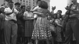 Tańcząca para przed Pałacem Kultury i Nauki podczas Festiwalu Młodzieży i Studentów w Warszawie, fot. PAP/Jerzy Baranowski