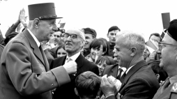 Prezydent de Gaulle na Westerplatte - generał złożył wizytę w Polsce 6-12 września 1967 r. Fot. PAP/Jan Morek