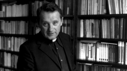 Kraków, początek lat 80. Filozof ks. prof. Józef Tischner w swoim mieszkaniu w Domu Księży Profesorów przy ulicy św. Marka 10. PAP/Jerzy Ochoński